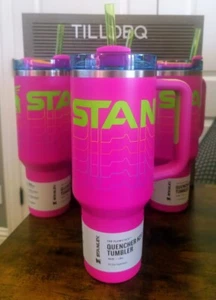 Vaso Stanley (ROSA) VIVID VIOLET REVERB 30 OZ Quencher H2.0 FlowState EN MANO - Imagen 1 de 6