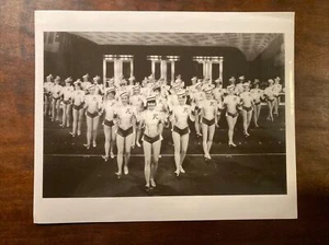 The Rockettes “R” Uniform Press Photo - Picture 1 of 2