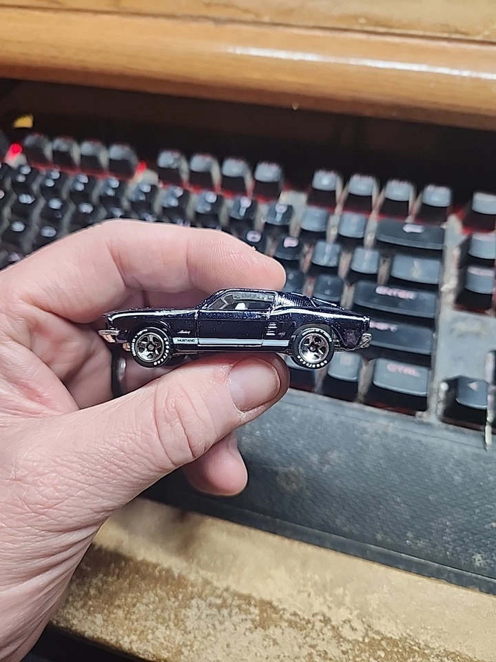 Coche diecast suelto Hot Wheels Classics 1968 Mustang Series azul oscuro Spectraflame Foto 1 de 4