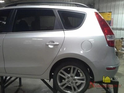 Hyundai Elantra 2010 gasolina llenado combustible tapa puerta cubierta plateada Foto 1 de 4