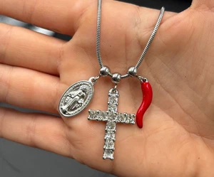 Collana Regolabile donna in Acciaio Modello Spirituale con 3 Pendenti - Imagen 1 de 4