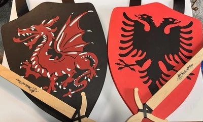 ¡Escudos y espadas medievales! Cos Play, Display o Disfraz de Halloween! Excelente! Foto 1 de 4