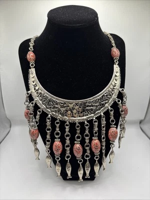 De Colección Boho Tribal Declaración Collar Babero Plata Filigrana Floral Cuentas Peces Dijes Foto 1 de 4