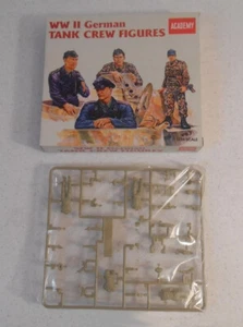 WW II GERMAN TANK CREW FIGURES SCALE PLASTIC MODEL KIT - ACADEMY 1371 1/35 - Picture 1 of 2
