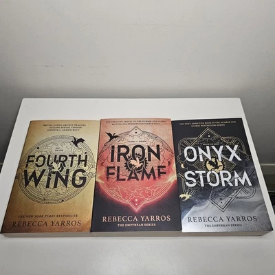 Cuarta Ala, Llama de Hierro y Tormenta de Ónix (Serie Empírea 1 2 3) por Rebecca Yarros Foto 1 de 4