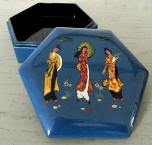 Boîte hexagonale en bois laqué à décor sinisant avec fond bleu et intérieur noir - Imagen 1 de 9