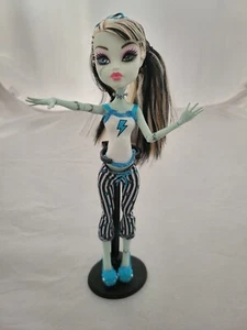 Monster High Frankie Stein Dead Tired Puppe mit Ständer - Bild 1 von 12