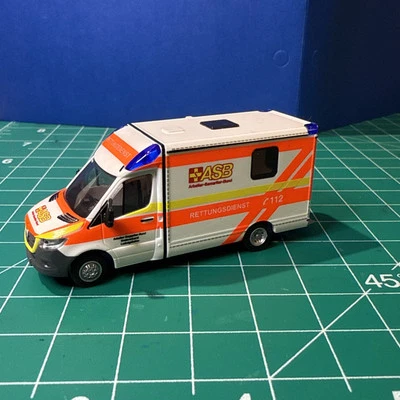 Ambulancia de emergencia alemana ASB Mercedes Sprinter escala HO 1:87 Rietze Foto 1 de 4