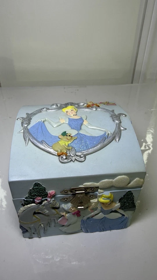 Винтажная музыкальная шкатулка для ювелирных изделий Disney Cruise Princess Cinderella (Honk Kong Disney) - Изображение 1 из 4