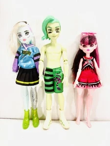 Bambole Monster High G3 Ghoul Spirit Deuce Gorgon, Draculara & Frankie Stein 2022 - Foto 1 di 8
