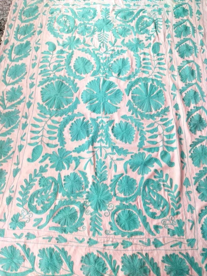 Colchas colchas colgantes de pared bordadas de lana suzani de algodón Foto 1 de 4