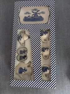 NIB Miniature China Tea Set Dutch Windmill Pattern blue & white 10 pieces - Bild 1 von 3