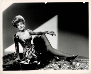 ORIG. 1944 FOTO GLAMOUR di MARLENE DIETRICH in calze a rete MOVIE STAR - Foto 1 di 1