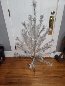 Árbol de Navidad de aluminio plateado Peco de 4 pies de colección con soporte completo núcleo de abuela usado en excelente estado - Imagen 1 de 5