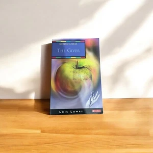 The Giver by Lois Lowry paperback - Picture 1 of 2