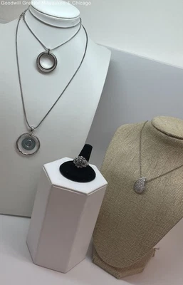 Collares colgantes tono plata mercado negro casa blanca de Lia Sophia anillo sin marca Foto 1 de 4