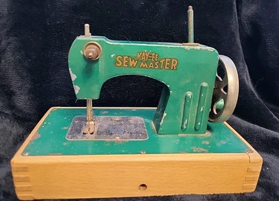 MÁQUINA DE COSER DE JUGUETE INFANTIL SEW MASTER VINTAGE AÑOS 50 - METAL VERDE No funciona Foto 1 de 4