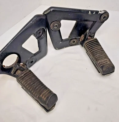 Suzuki Katana GSX750F 1991 estriberas delanteras y soportes — OEM 43510-19C00-000 Foto 1 de 4