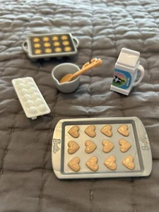 🍪 COTTURA Cuore BISCOTTI Padella Barbie Cibo Gioco Set Bambola Muffin Cucina Alimentari - Foto 1 di 2