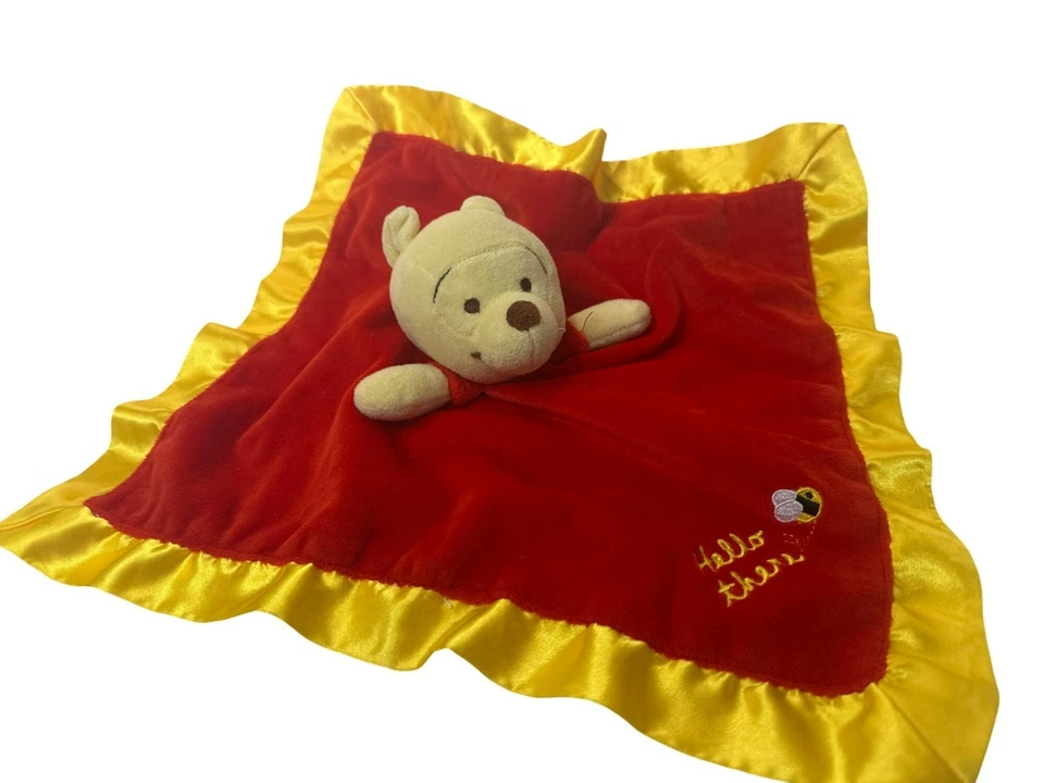 Manta de seguridad Disney Baby Winnie The Pooh roja y amarilla satinada Hello There Foto 1 de 4