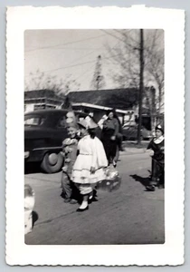 Foto originale d'epoca Halloween bambini costumi su pagliaccio di strada 1949 - Foto 1 di 2