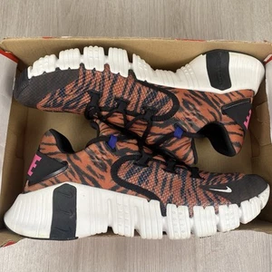Nike Free Metcon 4 scarpe da ginnastica Tiger Sunrise taglia UK9.5 US12 EU44.5 DJ8655-018 πβ
- Foto 1 di 7