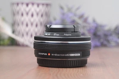 Olympus M.Zuiko Digital ED 14-42mm f/3.5-5.6 EZ Pancake Lens - Black - Image 1 of 4