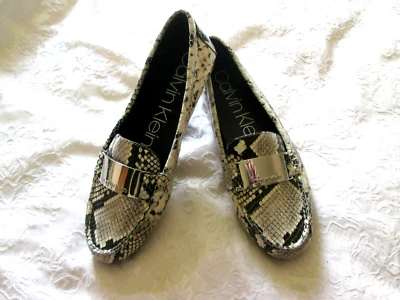 CALVIN KLEIN LISETTE SERPIENTE DOS TONOS 9,5 M TONO PLATEADO LOGOTIPO PLACA EMPEINE Y TACÓN NUEVO Foto 1 de 4