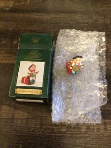 Hallmark Keepsake Ornament Curio el Elfo - Imagen 1 de 2