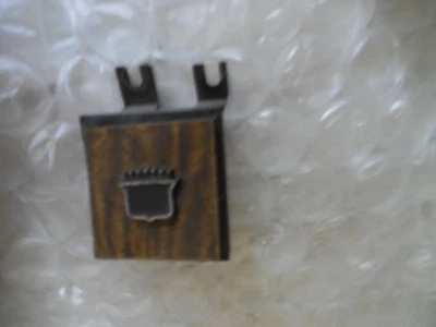 1970 CADILLAC DEVILLEFLEETWOOD ЛЕВАЯ ПАНЕЛЬ ПРИБОРНОЙ ПАНЕЛИ ЛОГОТИП ОТДЕЛКА Б/У OEM - Изображение 1 из 2