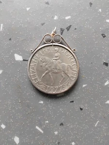 1977 Queen Elizabeth 11 Silver Jubilee Coin set in Silver Pendant Surround - Picture 1 of 2