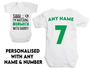 SHHH Im Watching Norwich With Daddy personalisiert Baby Grow Kinder T-Shirt Fußball - Bild 1 von 6