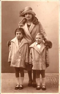 PRETTY & FASHIONABLE MOTHER AND HER TWO ADORABLE CHILDREN : PERUGIA, ITALY  RPPC - Picture 1 of 2