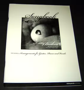 Sweetly Broken songbook Vineyard Music. Arrangements for Vocals, Guitar & Piano - Picture 1 of 4