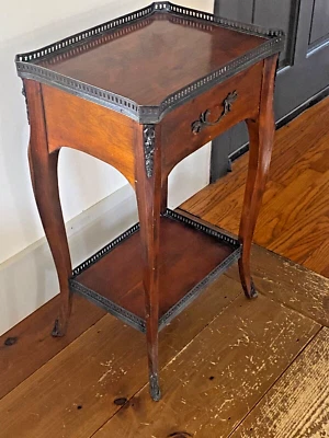 Винтажный двухъярусный приставной столик в стиле Теодора Александра Людовика XV французский - Изображение 1 из 4