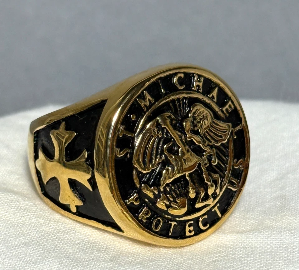 Anel masculino tamanho. 11 St. Michaels Signet tom dourado sem marcas com 28 gramas - Imagem 1 de 4