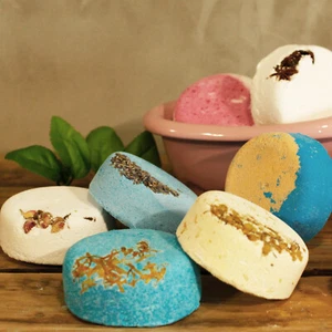 5 Blumige Badebombe / 5 Magnificent Floral Fizzes bath bomb - Bild 1 von 8
