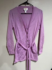 Talbots Lavendel 100 % Merinowolle Knopfleiste & Krawatte vorne Cardigan Pullover Gr. SM - Bild 1 von 6