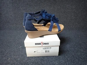 NEW Minnetonka Desi Fringe Wedge Sandal Navy Women's Size 11 (SS18) - Picture 1 of 7