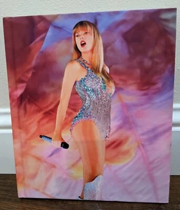 The Official Taylor Swift THE ERAS Tour Book - Exclusivité Target *Neuf-ouvert* - Photo 1/2