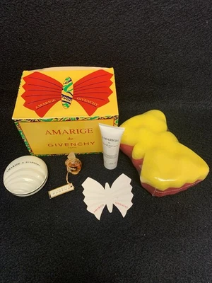 Amarige De Givenchy Bathtime Butterfly Set de regalo: jabón, gelatina, esponja, 0,125 oz EDT Foto 1 de 3
