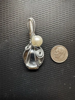 Colgante envuelto en alambre de joyería de perlas blancas de vidrio transparente de 2" Foto 1 de 3