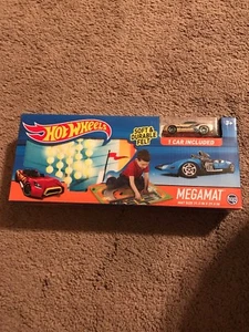 Hot Wheels Felt Mega Playmat with Vehicle - Picture 1 of 3