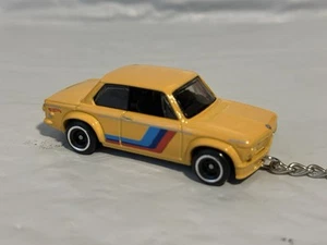 Llavero personalizado Hot Wheels BMW 2002 (amarillo) escala 1/64 nuevo suelto - Imagen 1 de 6
