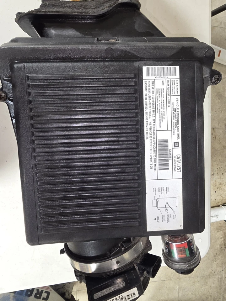 GMC Yukon Escalade Sierra AIR cleaner filter INTAKE box airbox 5.3 6.0 01-06 OEM - Image 1 of 4