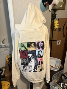 Sudadera con Capucha Taylor Swift The Eras Tour Beige Talla Mediana Gráfico De Gran Tamaño - Imagen 1 de 4