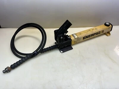 ENERPAC P392 HYDRAULIC HAND PUMP 2-SPEED 700 BAR/10,000 PSI No Handle - Image 1 of 4