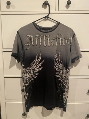 aflicción diseñada exclusivamente para hebilla camiseta pequeña Foto 1 de 3