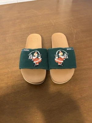 Chinelo Feminino REEF Collab Tipsy Elves Slides Papai Noel "Quebrou a Internet" Tamanho 9 - Imagem 1 de 4