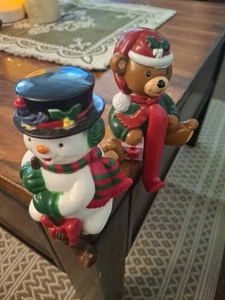  Vintage Weihnachten Schneemann & Bär Kunststoff Weihnachtsstrumpf Aufhänger Regal Sitter - Bild 1 von 3
